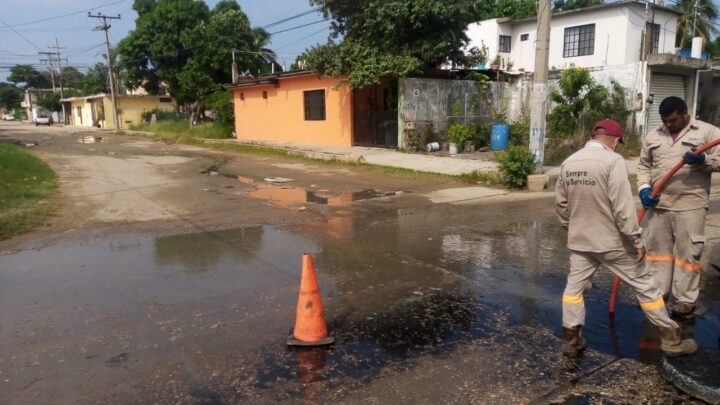 SOLUCIONA COMAPA ALTAMIRA FUGAS DE AGUAS NEGRAS EN DOS SECTORES.