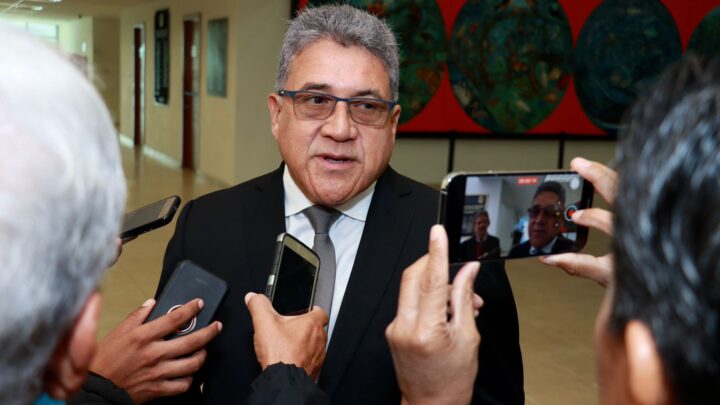 EL PUEBLO PONE Y EL PUEBLO QUITA: ARMANDO MARTÍNEZ