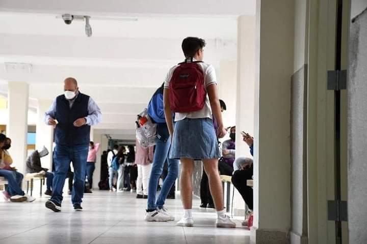ALUMNOS Y DOCENTES DE LA UV ROMPEN ESTIGMAS , SE VISTEN CON FALDA