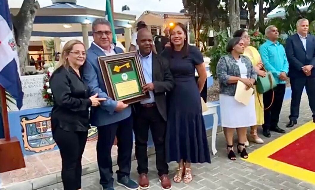 RECIBE ARMANDO MARTÍNEZ LLAVES DE LA CIUDAD EN REPÚBLICA DOMINICANA
