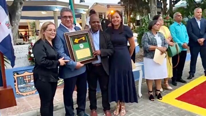 RECIBE ARMANDO MARTÍNEZ LLAVES DE LA CIUDAD EN REPÚBLICA DOMINICANA