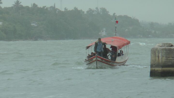 LANCHA A PUNTO DE VOLTEAR EN RÍO PANUCO