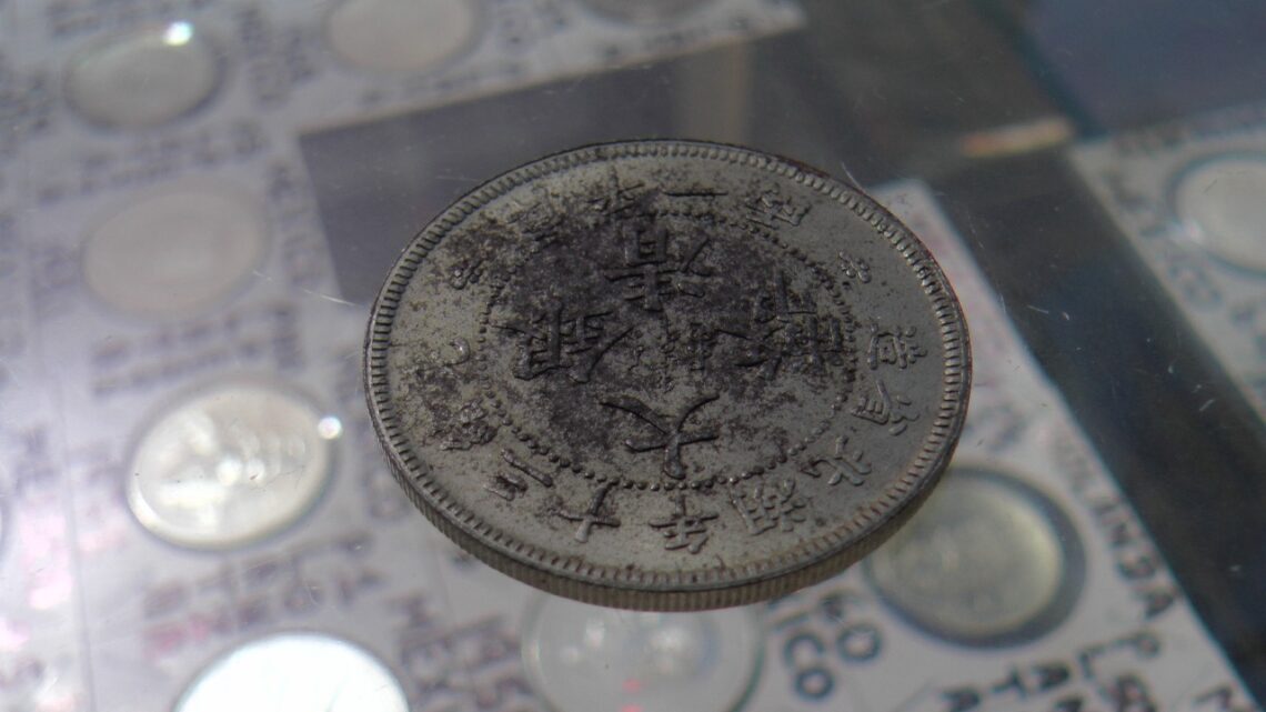 SACAN DEL COLCHÓN BILLETES Y MONEDAS ANTIGUAS