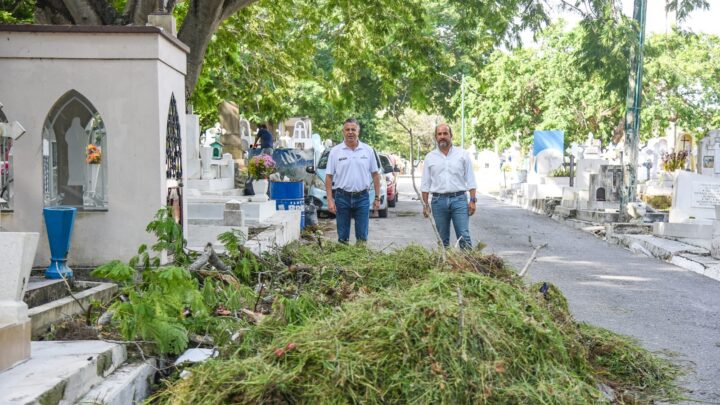 SUPERVISA CHUCHO NADER LIMPIEZA EN PANTEONES MUNICIPALES