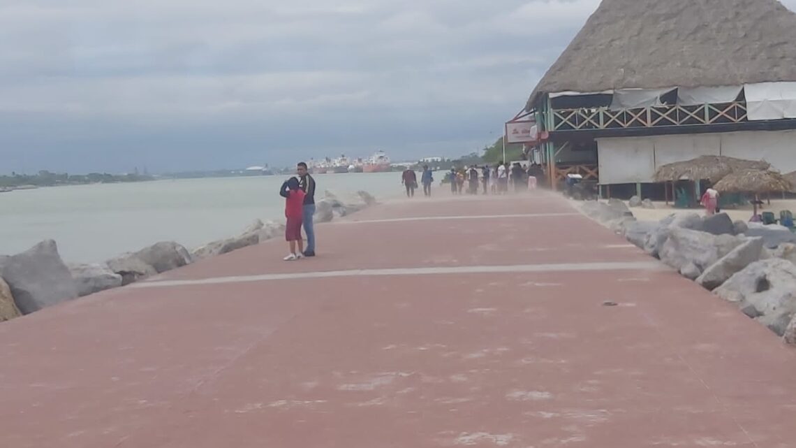 FAMILIAS SE ARRIESGAN E INGRESAN A LA ESCOLLERA A PESAR DEL FUERTE VIENTO.