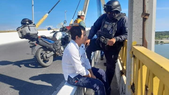 ELEMENTOS DE LA POLICÍA EVITAN SUICIDIO EN PUENTE TAMPICO