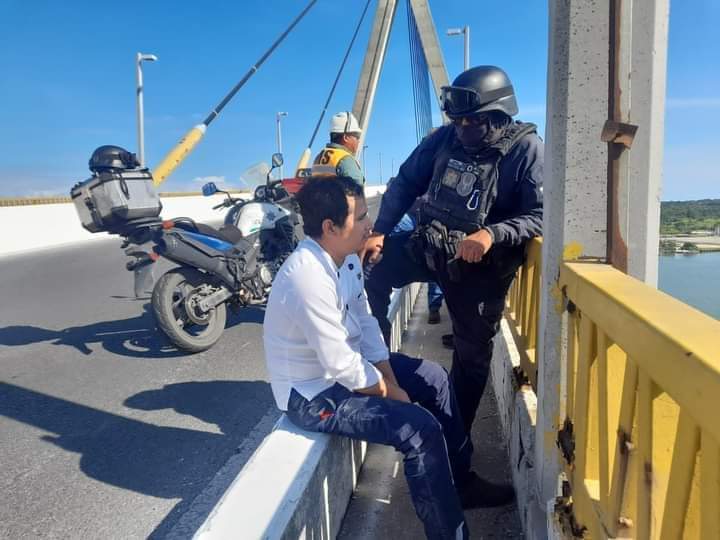 ELEMENTOS DE LA POLICÍA EVITAN SUICIDIO EN PUENTE TAMPICO