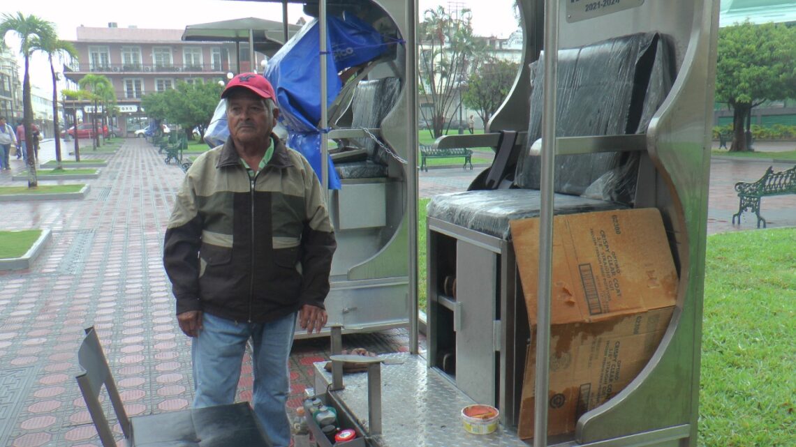 ÚNICO ASEADOR DE CALZADO QUE LABORA EN TIEMPO DE LLUVIA