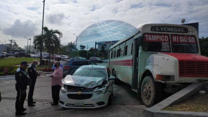 AUTOBÚS PIERDE EL CONTROL Y CHOCA CON DOS VEHÍCULOS