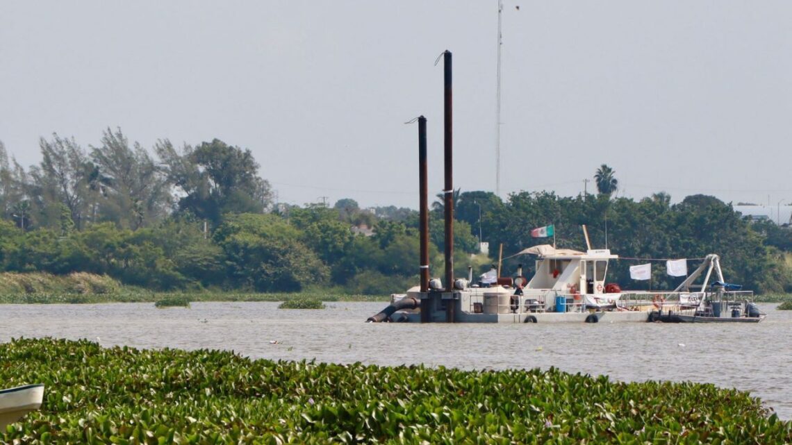 CONTINÚAN TRABAJOS DE DESAZOLVE EN LAGUNA DE CHAMPAYÁN.