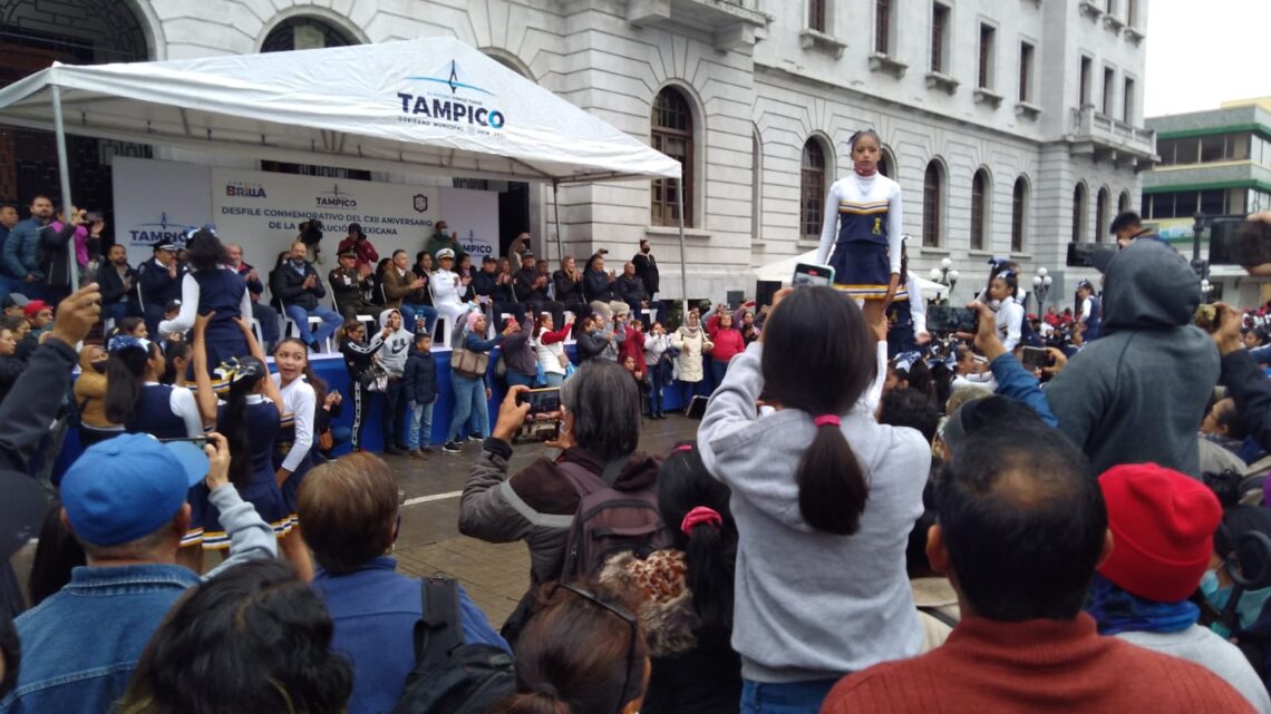 MÁS DE 4 MIL PARTICIPAN EN EL DESFILE DEL 20 DE NOVIEMBRE TOLERANDO LAS INCLEMENCIAS DEL TIEMPO