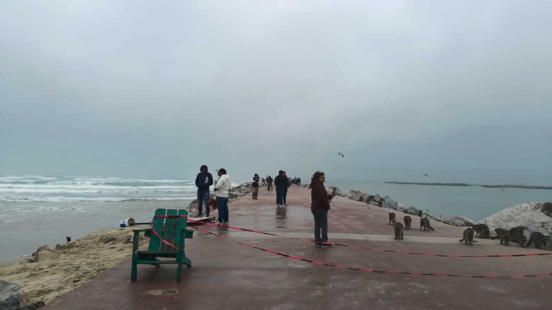 RETIRAN A 50 PERSONAS DEL MAR CON AYUDA DE LA GUARDIA ESTATAL.