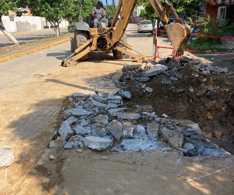 REPARA COMAPA ALTAMIRA FUGA DE AGUA EN FRACCIONAMIENTO LAGUNA FLORIDA