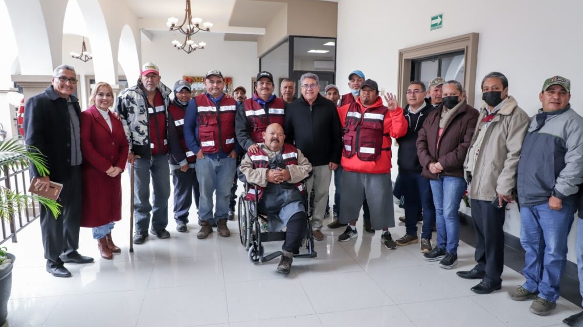 APOYA ARMANDO MARTÍNEZ MANRÍQUEZ A PERSONAL LAVA AUTOS Y BOLEROS DE LA ZONA CENTRO DE ALTAMIRA.