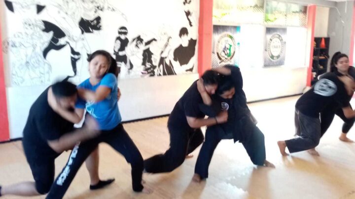 INTEGRANTES DE ESCUELA DE ARTES MARCIALES APOYA A TRES MUJERES.