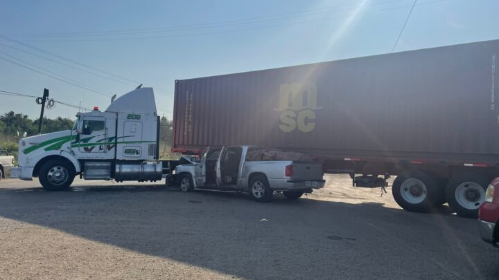 FAMILIA REGIA CHOCA CONTRA DOBLE REMÓLQUE EN ALTAMIRA; EL OPERADOR DE TRAILER HUYE.