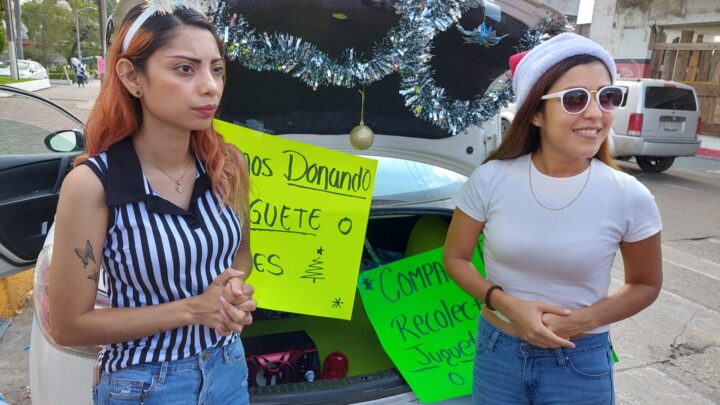 JÓVENES REALIZAN COLECTA DE JUGUETES Y DULCES PARA DONARSE A NIÑOS.