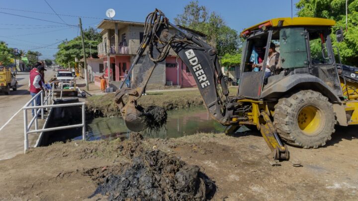 DESPLIEGAN CUADRILLAS DE SERVICIOS PÚBLICOS EN CANALES DE CIUDAD MADERO.