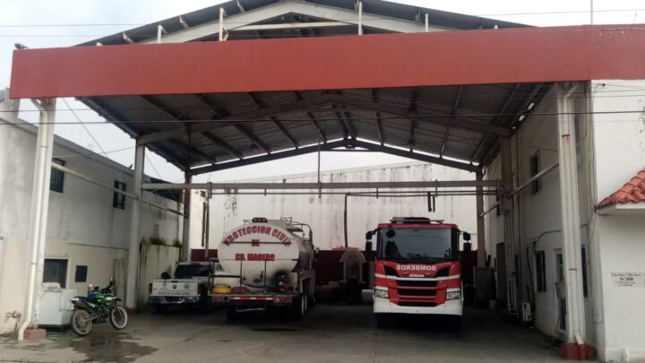 ACORDONA BOMBEROS POSTES EN MAL ESTADO.