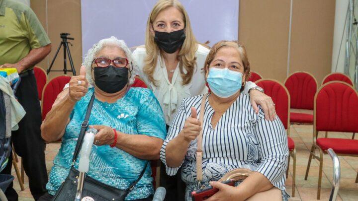 ENTREGA AÍDA FÉRES DE NADER APOYOS FUNCIONALES A PERSONAS CON DISCAPACIDAD