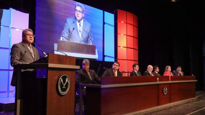 APADRINA ARMANDO MARTÍNEZ MANRÍQUEZ A EGRESADOS DE LA FACULTAD DE INGENIERÍA DE TAMPICO