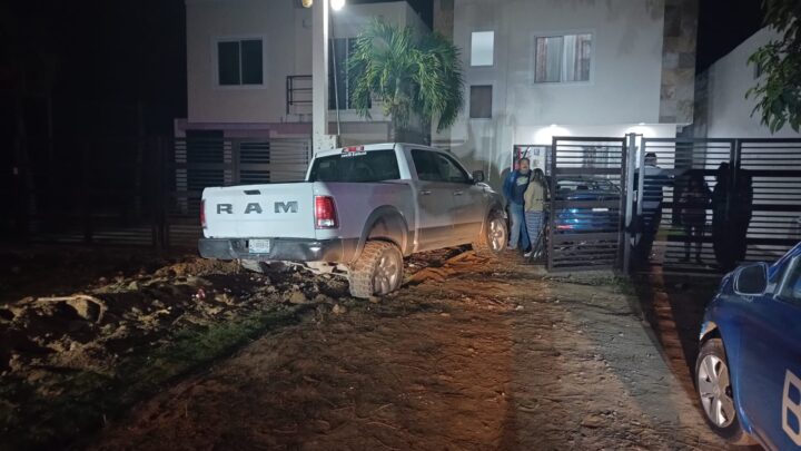 Se le perdió la cochera! Sujeto se impacta en su propio domicilio.
