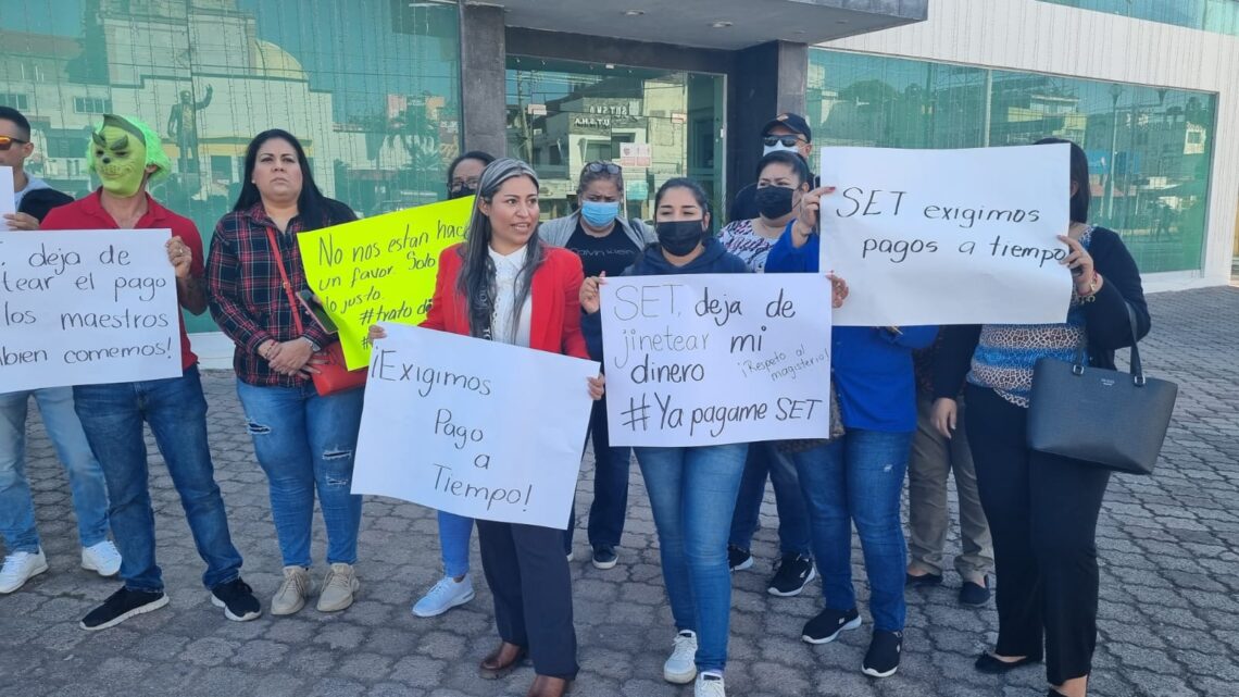 PROTESTAN MAESTROS POR RETRASO DE PAGO DE AGUINALDO.