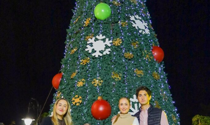 ENCIENDEN MONUMENTAL ÁRBOL NAVIDEÑO EN CIUDAD MADERO