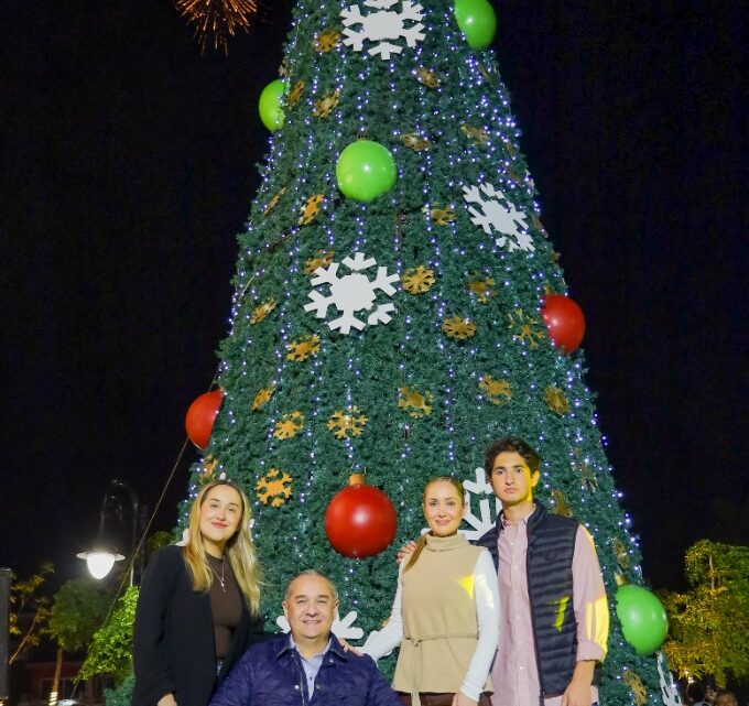ENCIENDEN MONUMENTAL ÁRBOL NAVIDEÑO EN CIUDAD MADERO