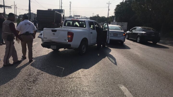 TRÁILER PROVOCA CARAMBOLA EN LA AVENIDA DE LA INDUSTRIA