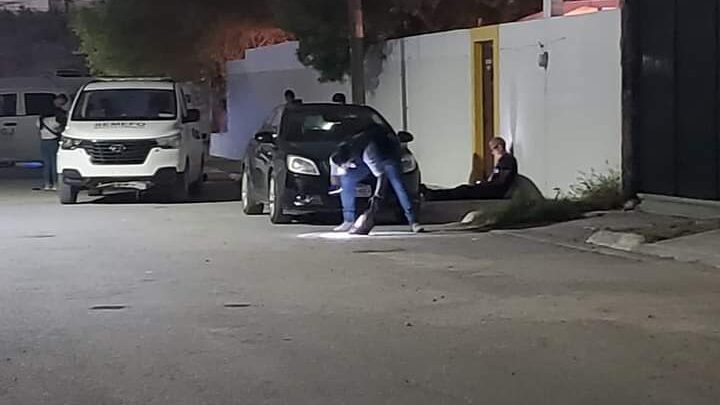 LE EXPLOTA BAZUCA EN LA CARA