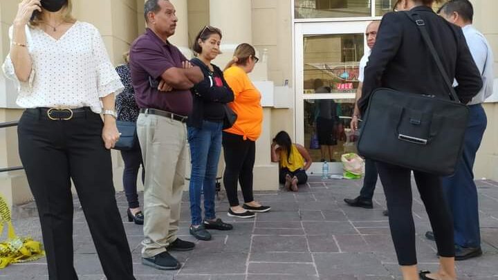 Mujer Poblana se Encuentra en la Puerta Principal de la Iglesia