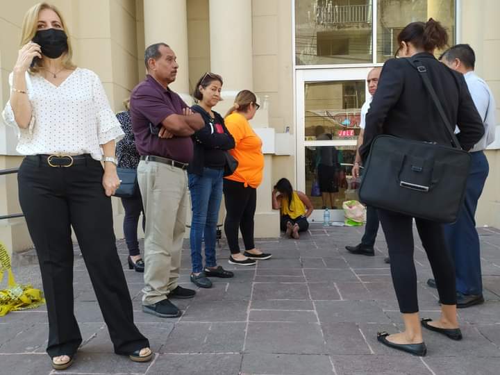 Mujer Poblana se Encuentra en la Puerta Principal de la Iglesia