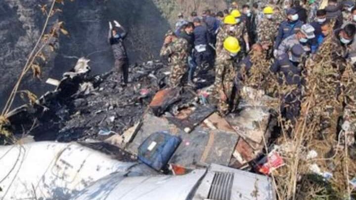 TRAGEDIA! SE ESTRELLA AVIÓN CON 72 PERSONAS A BORDO