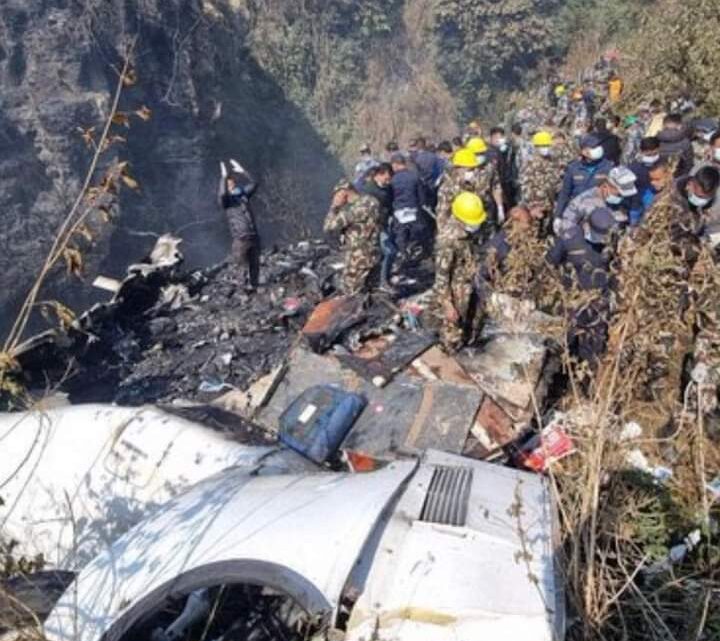 TRAGEDIA! SE ESTRELLA AVIÓN CON 72 PERSONAS A BORDO