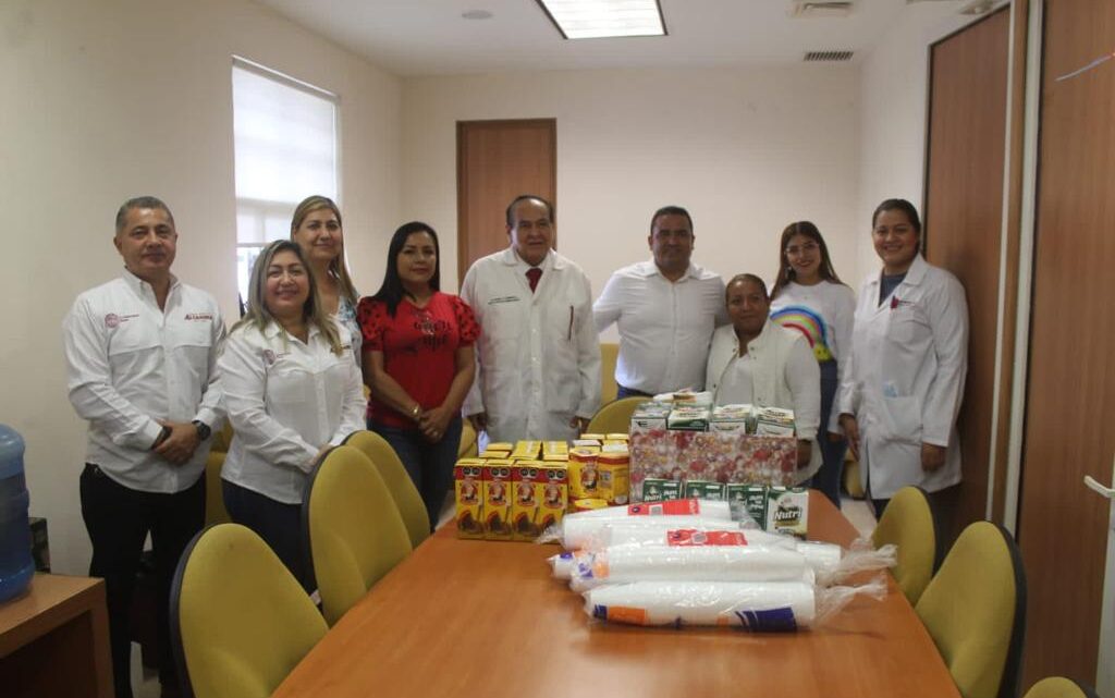 EL REGIDOR JUNTO A SUS COMPAÑEROS APROVECHARON LA VISITA AL PERSONAL MÉDICO PARA CONTRIBUIR EN CELEBRACIÓN POR EL DÍA DE REYES.