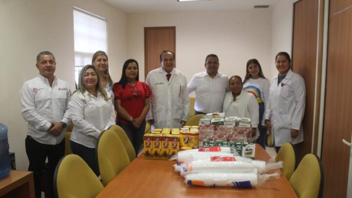 EL REGIDOR JUNTO A SUS COMPAÑEROS APROVECHARON LA VISITA AL PERSONAL MÉDICO PARA CONTRIBUIR EN CELEBRACIÓN POR EL DÍA DE REYES.