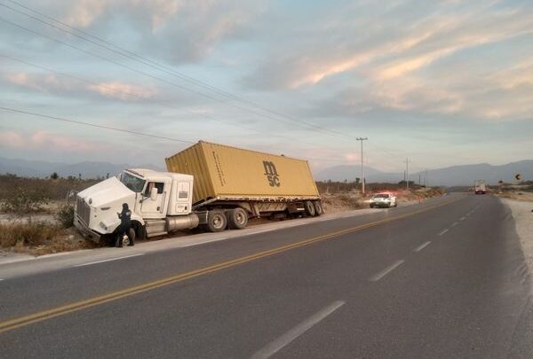 TRAILER PROTAGONIZA ACCIDENTE CARRETERO, EL OPERADOR ES ORIGINARIO DE ALTAMIRA.