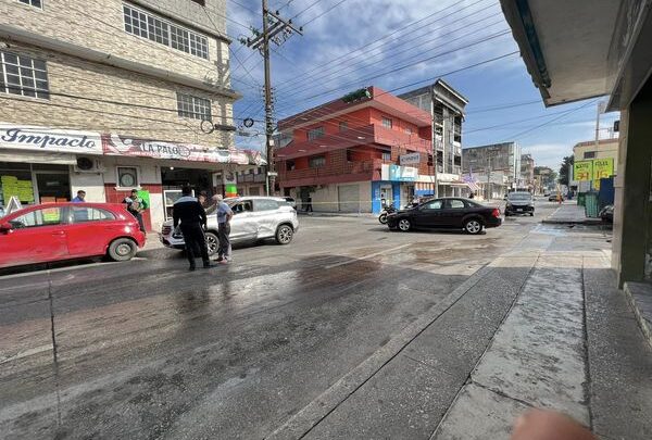 COCHE SIN SEGURO OCASIONA CHOQUE EN LA COLONIA VERGEL .