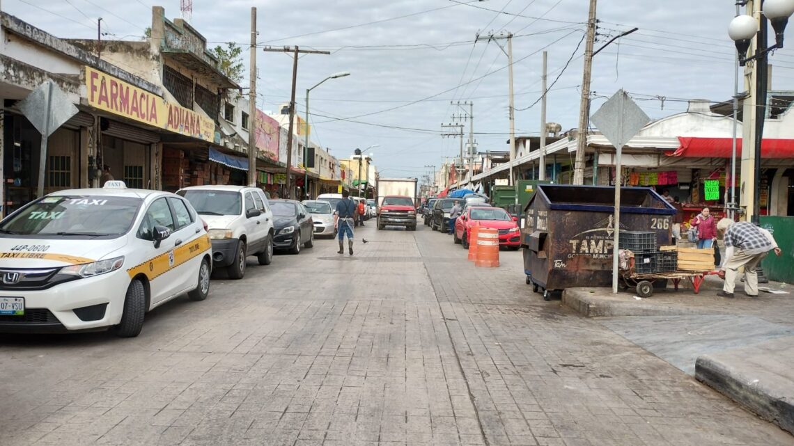 REPORTA ALCALDE MEJORÍA EN CIRCULACIÓN VIAL DE CALLE NACOZARI; ES PARA BENEFICIO DE LOCATARIOS