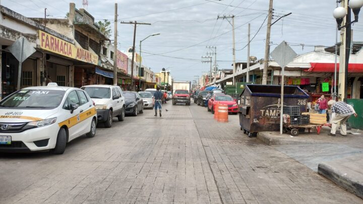 REPORTA ALCALDE MEJORÍA EN CIRCULACIÓN VIAL DE CALLE NACOZARI; ES PARA BENEFICIO DE LOCATARIOS