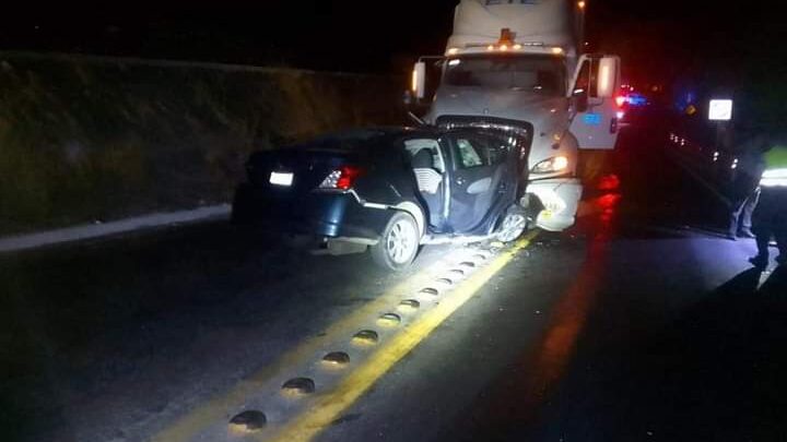 VEHÍCULO SE IMPACTA DE FRENTE CONTRA TRACTO CAMIÓN