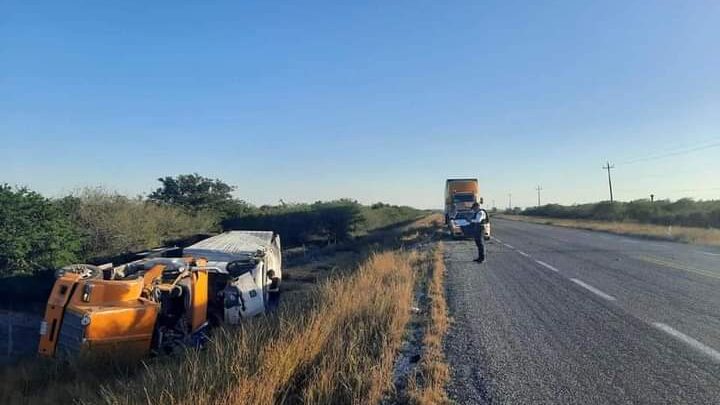 Volcadura de Tractocamión Cerca de Soto la Marina