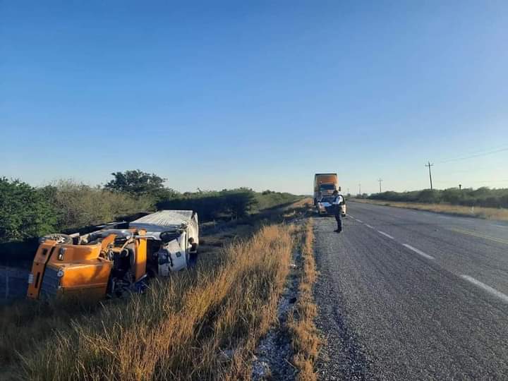 Volcadura de Tractocamión Cerca de Soto la Marina