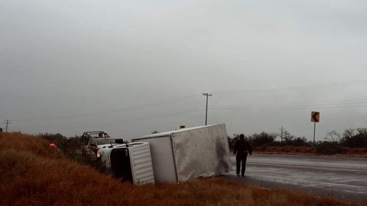 Camión volcado cerca de Güémez