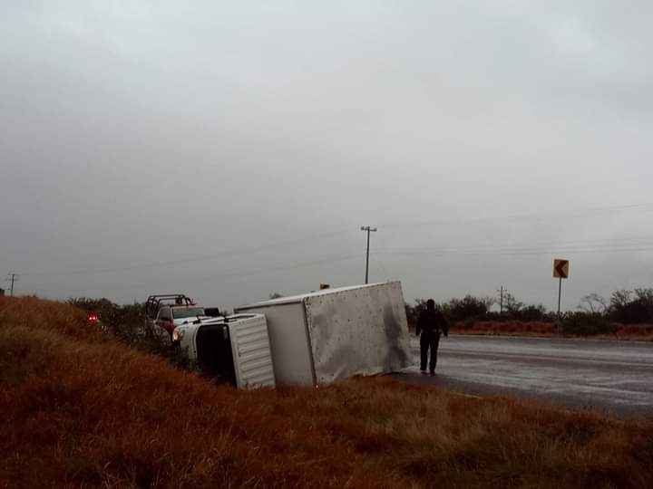 Camión volcado cerca de Güémez