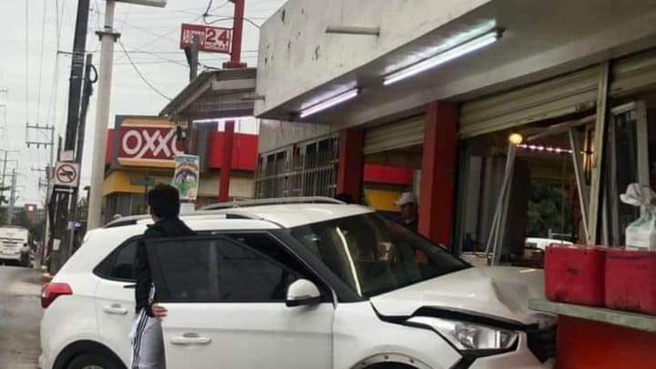 Camioneta Choca Contra Taquería en Madero