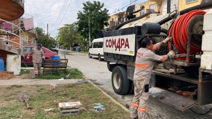 Efectúa COMAPA Altamira Limpieza De Registros y Drenaje en Laguna Florida