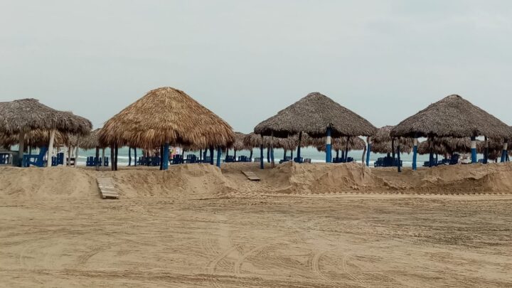 PALAPEROS PIDEN APOYO PARA QUITAR EXCEDENTES DE ARENA.