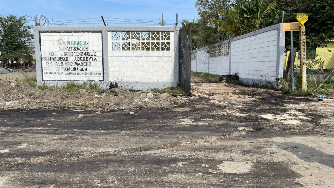 BROTA HIDROCARBURO EN LA COLINIA NUEVO MADERO. BROTA HIDROCARBURO EN LA COLINIA NUEVO MADERO.